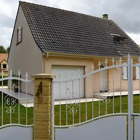 Feriehus Maison Confortable Sejour Spacieux, Belle Terrasse Avec Grand Jardin Avec Jeux Exterieurs Pres Bayeux Et Omaha