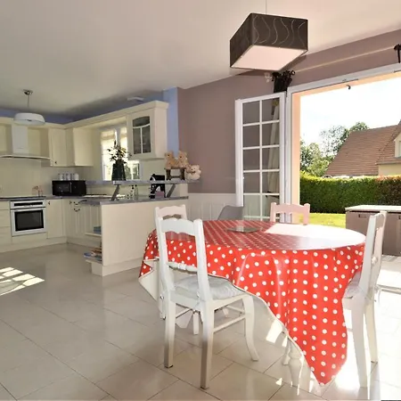 Maison Confortable Sejour Spacieux, Belle Terrasse Avec Grand Jardin Avec Jeux Exterieurs Pres Bayeux Et Omaha Feriehus *