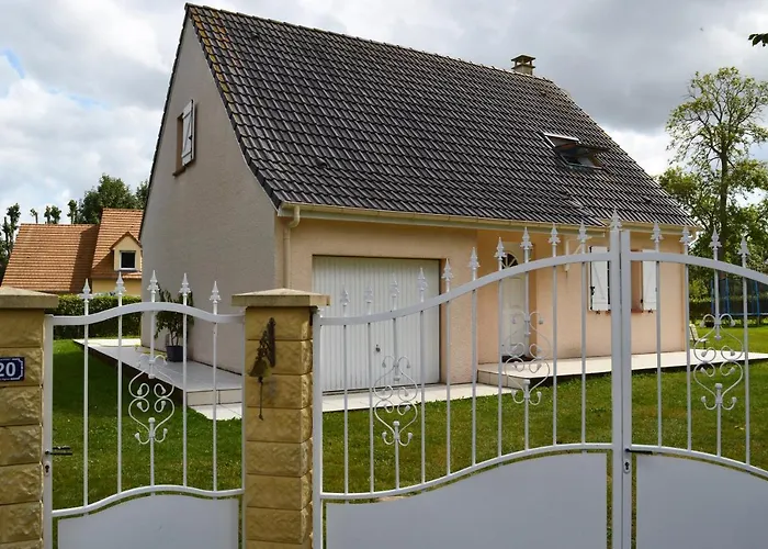 Prázdninový dům Maison Confortable Sejour Spacieux, Belle Terrasse Avec Grand Jardin Avec Jeux Exterieurs Pres Bayeux Et Omaha