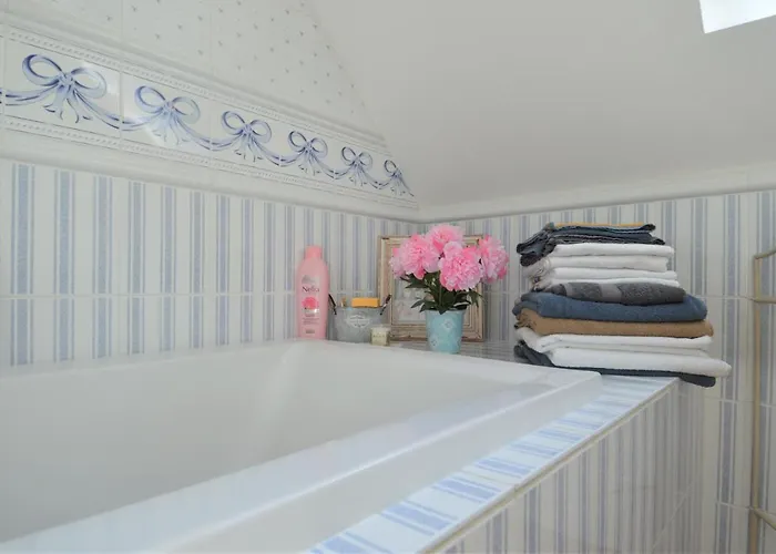 Maison Confortable Sejour Spacieux, Belle Terrasse Avec Grand Jardin Avec Jeux Exterieurs Pres Bayeux Et Omaha Saonnet