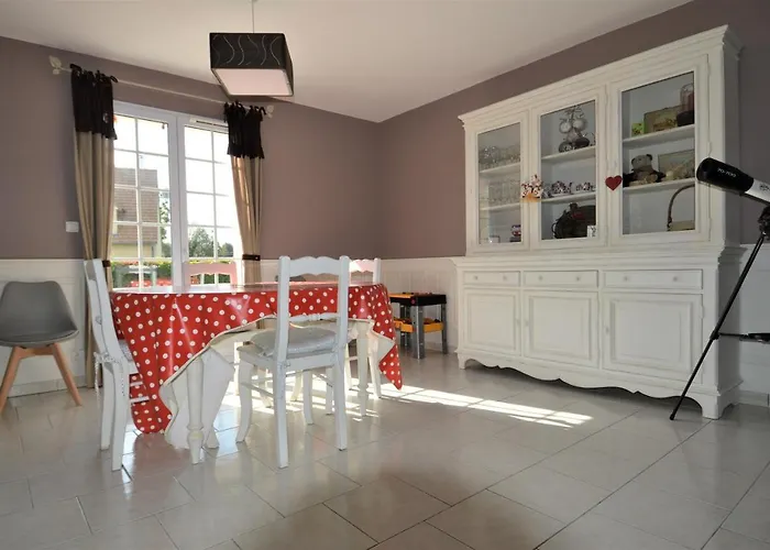 Prázdninový dům Maison Confortable Sejour Spacieux, Belle Terrasse Avec Grand Jardin Avec Jeux Exterieurs Pres Bayeux Et Omaha Saonnet