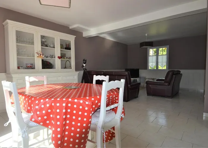 Prázdninový dům Maison Confortable Sejour Spacieux, Belle Terrasse Avec Grand Jardin Avec Jeux Exterieurs Pres Bayeux Et Omaha Saonnet