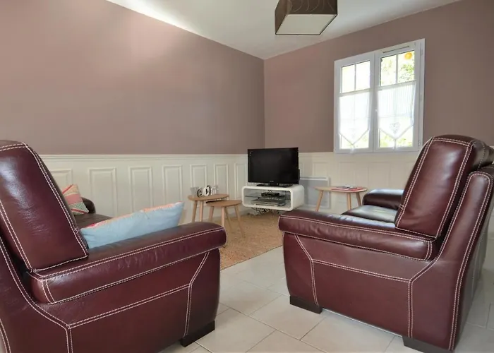 Maison Confortable Sejour Spacieux, Belle Terrasse Avec Grand Jardin Avec Jeux Exterieurs Pres Bayeux Et Omaha