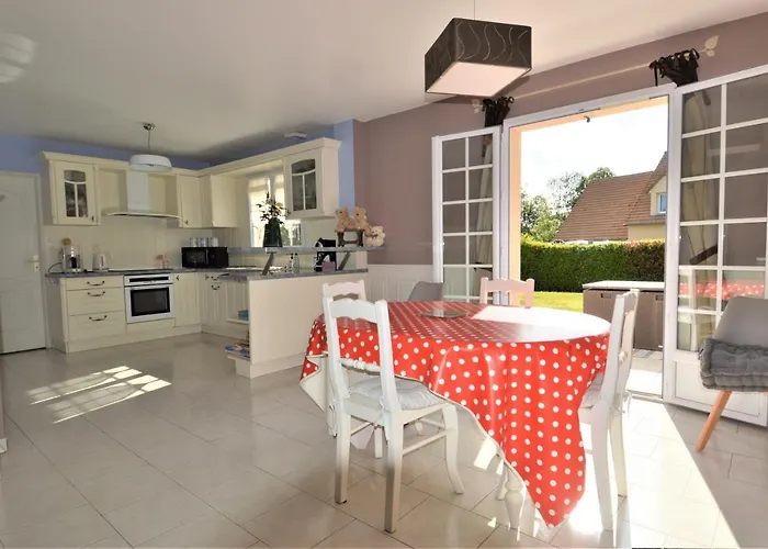 Maison Confortable Sejour Spacieux, Belle Terrasse Avec Grand Jardin Avec Jeux Exterieurs Pres Bayeux Et Omaha Prázdninový dům *